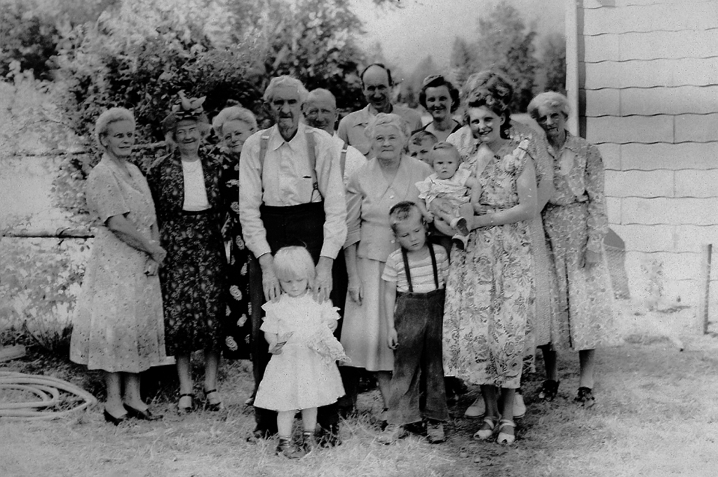 LON0604108262006.jpg - Taken on Papa's 80th Birthday.  From left:  Blanche Anderson, Della, Millie Bussand (Tooley), Papa, Beth Anderson (just over Papa's shoulder, Jim Studevant, Pt (top of my head) Pearl